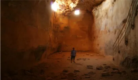 Figura 5 – Interior duma cisterna, Masada, Israel (Fonte: tomtraveling.com) 