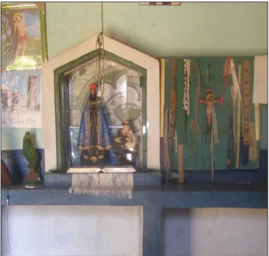 Foto 8: Oratório na sala da casa de “dona Ana”, em Ribanceira,  município de São Romão, MG