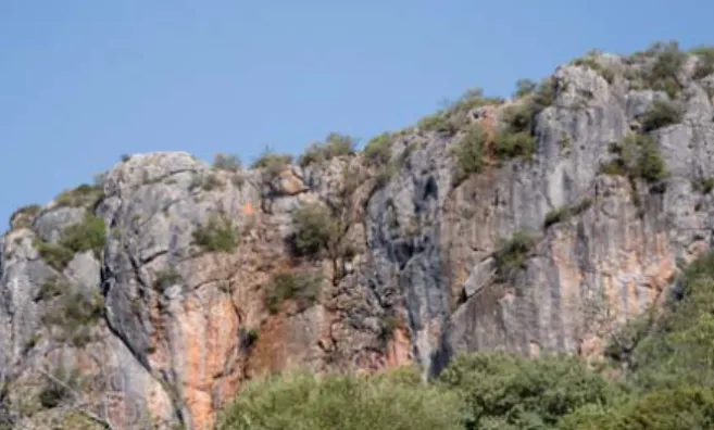 Fig. 3. Aspecto de um dos “barrocos” algarvios: a Rocha da Penha  (480 m de altitude)