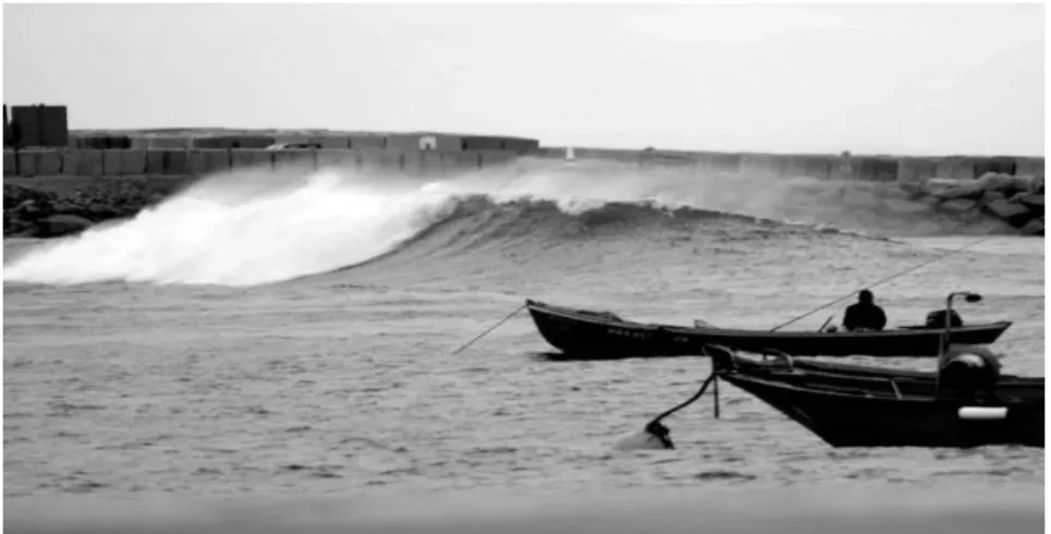 Figura 19 – Molhe Sul da Barra do Douro em construção com a onda a subir o rio.  