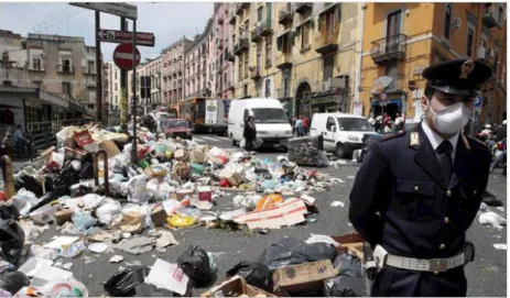 Figura 3- Acumulação de lixo nas ruas da cidade de Nápoles  [3] . 