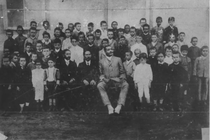 FIGURA 7. Escola Particular do professor Modesto na década de 1930; a partir da esquerda e assentados  à frente: Modesto de Mello Ribeiro, Genésio Caixeta e Eufrásio José Rodrigues (escrevia no jornal  Folha de Patos, com o pseudônimo “O abelhudo” 