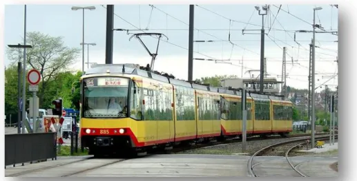 Fig. 35Eléctrico ao lado do Tram-Train em Karlsruhe, foto do autor.