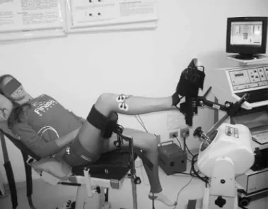 Figure 1. Positioning of the athlete in the isokinetic dynamometer for evaluation  of the inversion and eversion passive movements with ankle at neutral position  (at 90º in relation to the leg).