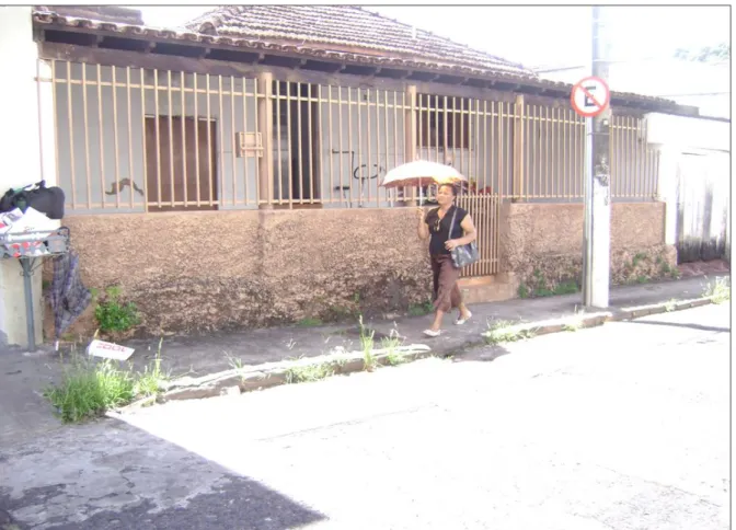 Foto 2 - Uberlândia (MG): calçada estreita e casa com arquitetura antiga, sem garagem, na  Rua Dom Barreto, Bairro Fundinho (2010) 