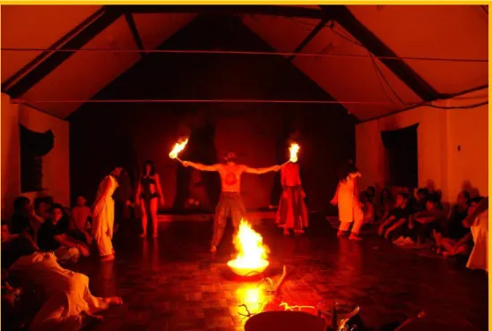 Fig. 4: Cena do espetáculo  Quando a música terminar...: inicio da dança do fogo. (Foto espetáculo – Ana  Flor: novembro/2007)   