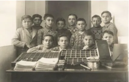 Figura 04 - Alumnos de la escuela de Consell en 1934 junto a la imprenta escolar. (DEYÁ, 1941, p