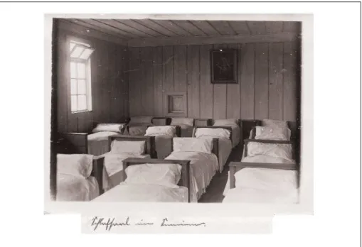 Figura 7 – Schlafsaal im Indianerkolleg Internats”. Dormitorio en el colegio internado de indios, 1910, Bajo Imperial.