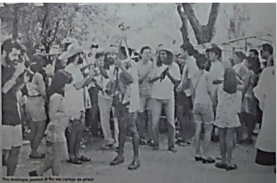 Figura 5: Imagem dos primeiros cortejos na Praça da República em 1994, momento de elaboração  e produção do que mais tarde ficariam popularmente conhecido como o Arrastão do Pavulagem