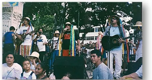 Figura 12: Imagem da banda Arraial do Pavulagem se apresentando no anfiteatro da Praça da  República em 2001
