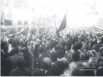 Figura 1 – Goulart sendo carregado pela multidão. Cinejornal Atualidades Agência  Nacional n.16 (1963), 07min.03segs