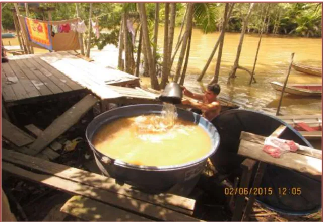 FOTO 10: Armazenamento de água na casa de uma família em Lariandeua   Fonte: Waldiléia Amaral, registro 2015 