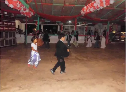 Figura  29:  Crianças  dançando  em  uma  abertura  de  noite  de  festa:  a  “tradição”  da  festividade  sendo  compartilhada desde cedo.