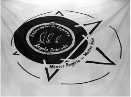 Figura  6  -  Emblema  do  grupo  Angola  Dobrada,  carregada  de  alguns  dos  símbolos  que  permeiam  a  Capoeira  Angola,  como  a  estrela de Salomão, a cobra e o berimbau