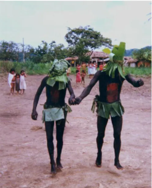 Fig. 6. Fotografia de yãmîyxop com dois Xûnîn   no Pradinho em março de 2000. (Foto: Charles Bicalho)