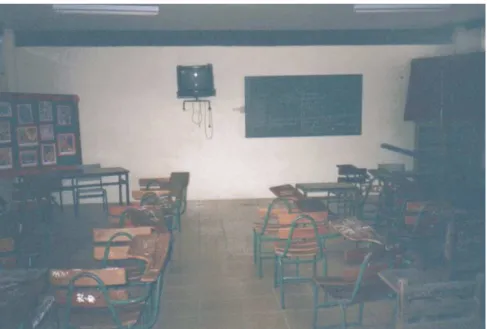 Figura I.2. Sala de vídeo da escola Plácido de Castro: equipada com cadeiras, mesa,  quadro negro, vídeo-cassete e televisor