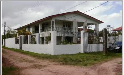 FOTO 07: RESIDÊNCIA SECUNDÁRIA – imóvel avaliado em $  90.000,00  (noventa  mil  reais),  com  jardim,  estacionamento,  varandas, casa para caseiro, salas, quartos, cozinha, além de  vista para a praia(Foto: João Araújo, jul