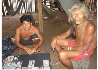 Figura  2.  Txot rê  e  Bepdjô,  especialistas  na  aldeia  Bakajá,  nomeando  os  peixes  da  Terra  Indígena Trincheira do Bacajá, Pará, Brasil