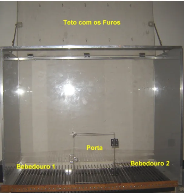 Figura 2: Fotografia frontal da Câmara de Insight. Na figura encontram-se identificados os bebedouros, a  porta convencional e o teto aberto