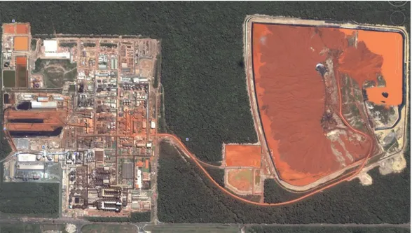 Figura  1.1  -  Foto  aérea  da  fábrica  da  ALUNORTE  em  Barcarena,  PA  destacando  o  depósito  de  rejeitos  sólidos  (DRS)  onde  é  estocada  a  lama  vermelha  proveniente  do  processo Bayer