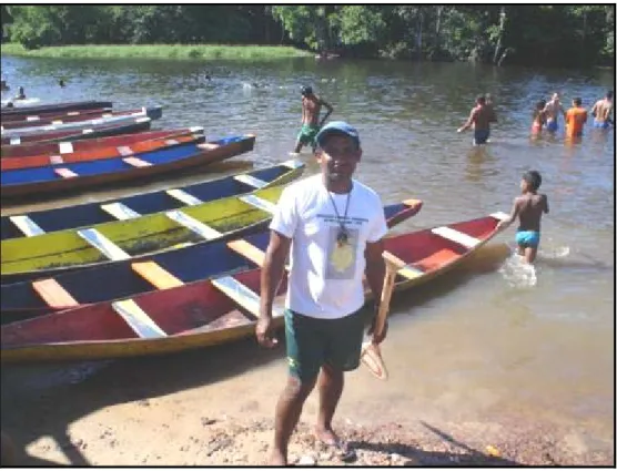 Figura 13: Jair com o aluguel de canoa na “beira” do rio Caraparu. 