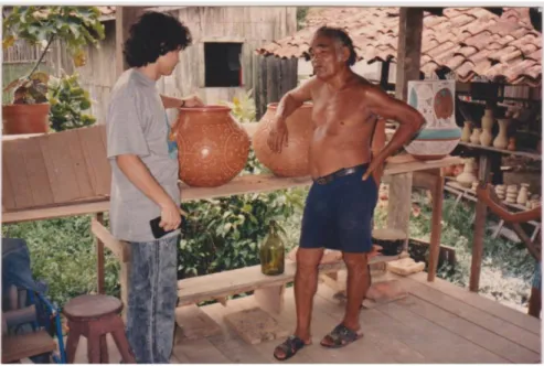Figura  07:  Estudante  do  Curso  de  Iniciação  à  Matemática/CCIUFPA  entrevistando  ceramista no distrito de Icoarací