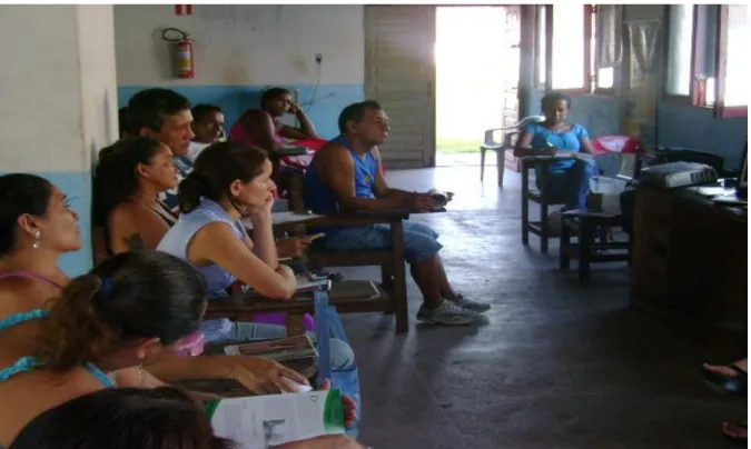 Figura 11 - professores e moradores assistem aos cursos do PEA em Centro  Comunitário