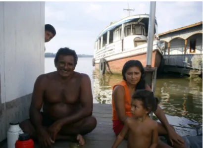 Figura  5:  Foto  de  família  ribeirinha  no  percurso  Lábera  Tapauá.  Foto:  Thales  Cañete, trabalho de campo do projeto Purus, 2006