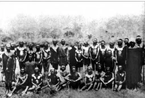 figura 2.2b  Guerreiros Kavirondo (Quênia) armados com  lanças  e  escudos.  (Fonte:  Royal  Commonwealth  Society,  Londres.) 