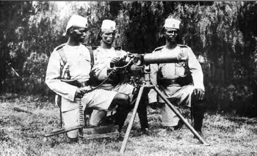 figura  2.2d  Soldados  dos  King’s  African  Rifles  com  uma  metralhadora  Maxim.  (Foto:  Imperial War  Museum, Londres.)
