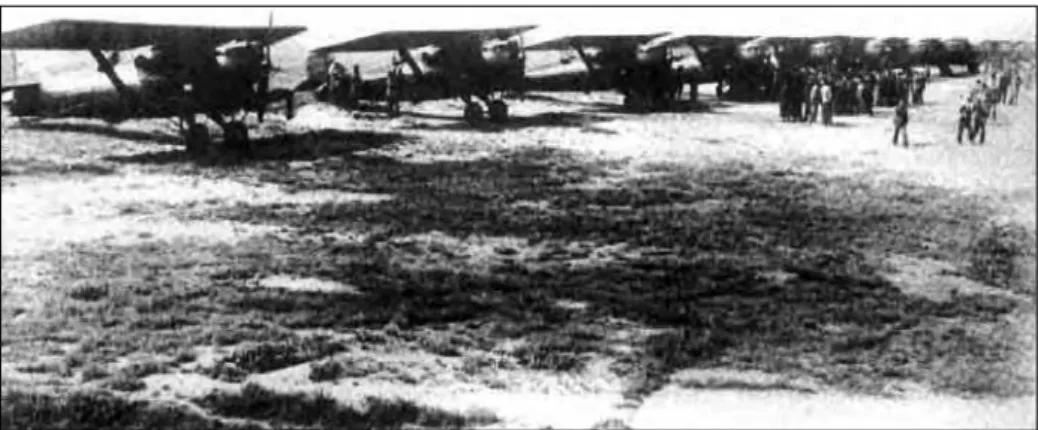 figura 2.2f  Aeroplanos utilizados nas guerras coloniais dos anos 1920. (Foto: Harlingue -Viollet.)