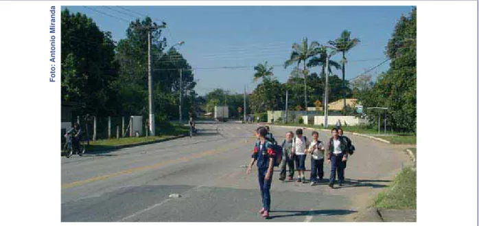 FIGURA 48 -  Crianças na saída de escola caminham e pedalam sobre a Rua Bahia, Blumenau-SC, 2003  29 .