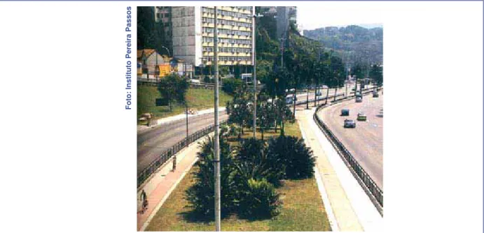 FIGURA 60 -  Ciclovia unidirecional no canteiro central na zona sul da cidade do Rio de Janeiro/RJ, 2000.
