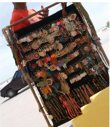 Figura 2: Vendedor ambulante de artesanato  –  Praia do Atalaia - Salinas  –  Pará (2011)  Acervo pessoal 