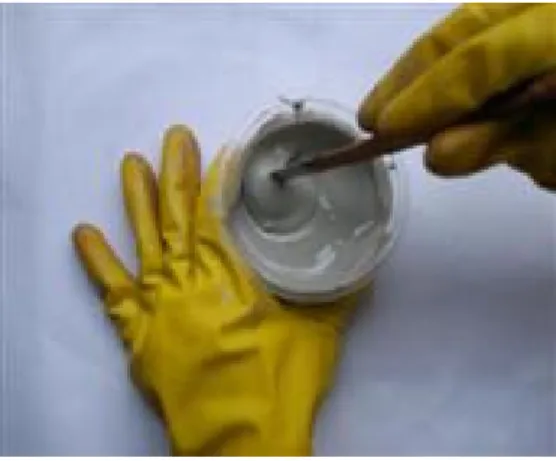 Figura 15: Preparo do adesivo - momento da mistura da resina epóxi com  endurecedor. 