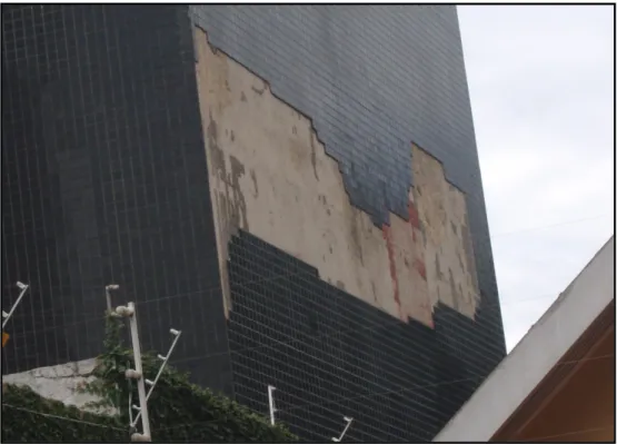 Figura 1.1- Desplacamentos de revestimento cerâmico e argamassa de emboço, observados  em um prédio localizado na cidade de Belém  –  PA