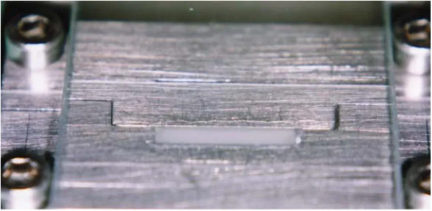 Figura 4.5- Preenchimento da matriz com resina e posicionamento de tira de  poliéster e placa de vidro 