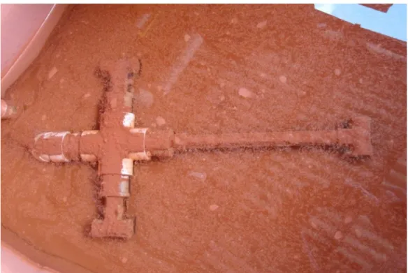 Figura 3.20  –  Captador de sobrenadante imerso na fase aquosa da suspensão de lama  vermelha após decantação da parte sólida