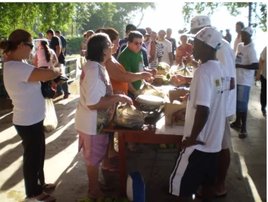 Foto 4: Comercialização dos peixes vivos na UFPA durante a feira do peixe vivo. 