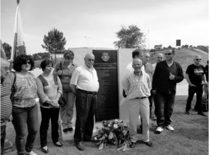 Foto  4.  A  família  de  um  dos  mortos  faz-se  fotografar  em  frente  da  placa  inaugurada em Monção.