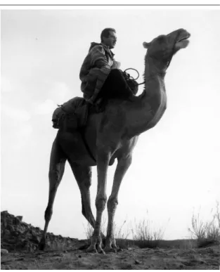 Fig.  2.  Una  de  les  fotos  més  emblemàtiques  de  Joaquim  Mateu  és  aquesta  que  el  mostra  dalt del seu dromedari al massís del Hoggar, al  Sàhara, el maig de 1951
