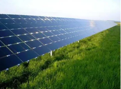 Figura 11 – Grelha de película fina em Dimbach, Alemanha. 1,45 MW  grelha total, 1,3 MW usando primeiro módulo solar de película fina