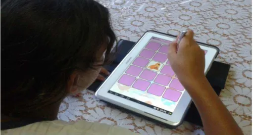 Figura  13  -  Exemplo  de  um  dos  participantes  em  atividade  no  Jogo da Memória no tablet.