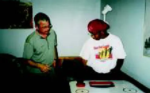 Figura 1 - Surdocego com seu Instrutor Mediador nos Lares Comunitáriosl Fonte: Canadá/2004