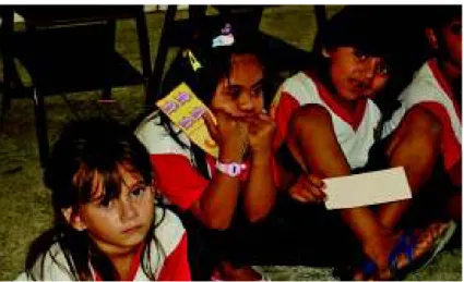 Foto 4: A foto mostra quatro crian- crian-ças durante uma atividade de jogo de dominó realizada em uma sala de aula regular