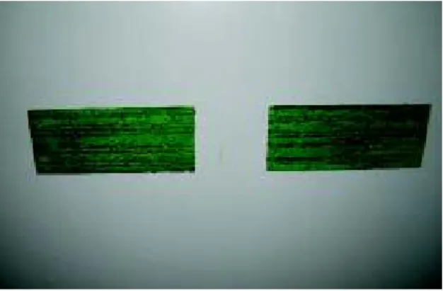 Foto 17 - A imagem mostra o registro da sinaliza- sinaliza-ção e da identificasinaliza-ção das portas que são fixadas em um quadro pequeno imantado com pistas em pequenas placas com detalhes em diferentes  lin-guagens: sistema Braille, Libras, Escrita, Com
