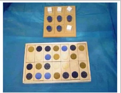 Foto 12 – Mostra o jogo da velha e de dominó feito de madeira, em cores contrastantes.