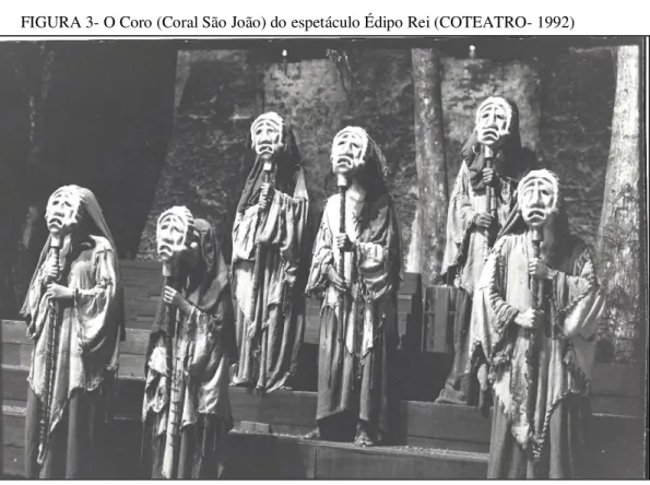 FIGURA 3- O Coro (Coral São João) do espetáculo Édipo Rei (COTEATRO- 1992)