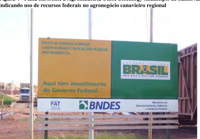 Figura 4 - Placa em frente à Agroindústria Umoe Bioenergy (município de Sandovalina),  indicando uso de recursos federais no agronegócio canavieiro regional