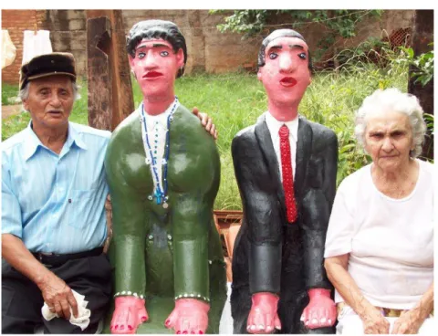 Figura 3 - Canelinha e sua esposa Dona Maria com seus dois bonecos, esculpidos pelo artista 